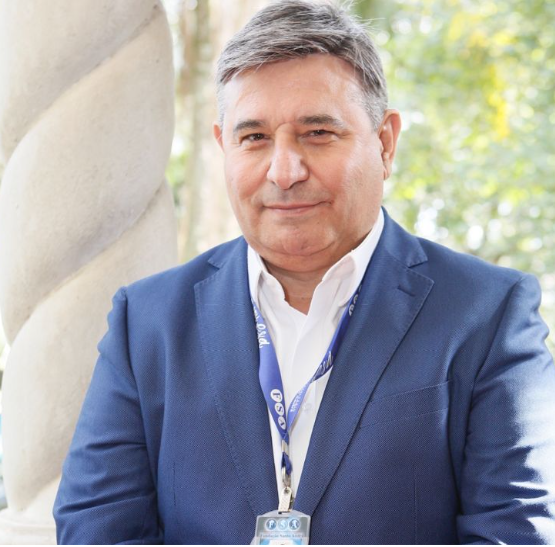 Vander Andrade. Advogado. Mestre e Doutor em Direito pela PUC/SP. Pós-Doutor em Direito Constitucional Europeu pela Universidade de Messina (Itália). Pró-reitor de Administração e Planejamento do Centro Universitário Fundação Santo André. Coordenador do Curso de MBA em Direito e Gestão Condominial do Centro Universitário Fundação Santo André. Membro das Comissões de Direito Imobiliário e Direito Condominial da OAB/SP.  Autor dos livros “Manual do Síndico Profissional”, “Responsabilidade Civil e Criminal do Síndico”, “Manual da Assembleia de Condomínio”, “Animais em Condomínios” e “Compliance Condominial”. CEO do “Instituto Vander Andrade” (Cursos de Direito e Gestão Condominial).