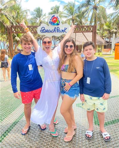 Priscila Freire curte férias com a família no Beach Park - Frisson Online